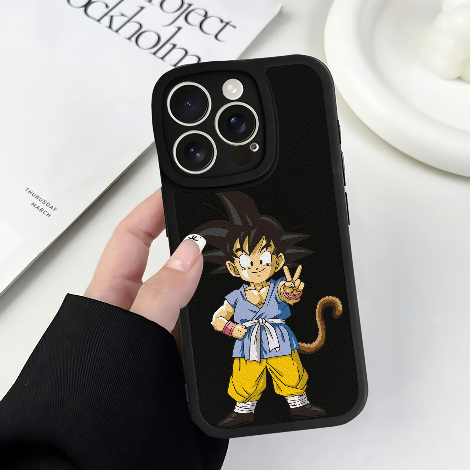 （画像用） ドラゴンボール 孫悟空（そん ごくう）Son Goku カカロット DRAGON BALL Kakarotto 【iPhone 16シリーズ対応】シリコンスマホケース（レザー調） 材質：シリコン